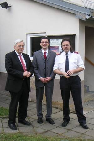 Studienleiter Carsten Friedrich (Mitte) mit Pfr. Klaus Vogt (Vorstand des regionalen MBS-TrÃ¤gerkreises; links) und Heilsarmee-KapitÃ¤n Frank Heinrich (Vorsitzender des regionalen IGW-Beirates, rechts) vor dem Luthersaal, in dem die ErÃ¶ffnungsvorlesung statt