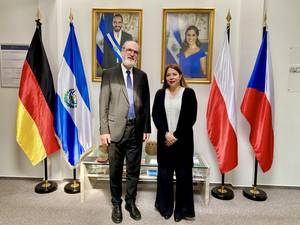 Foto: Thomas Paul Schirrmacher und Florencia E. Villanova de von Oehsen in der Botschaft von El Salvador in Berlin © BQ/Schirrmacher